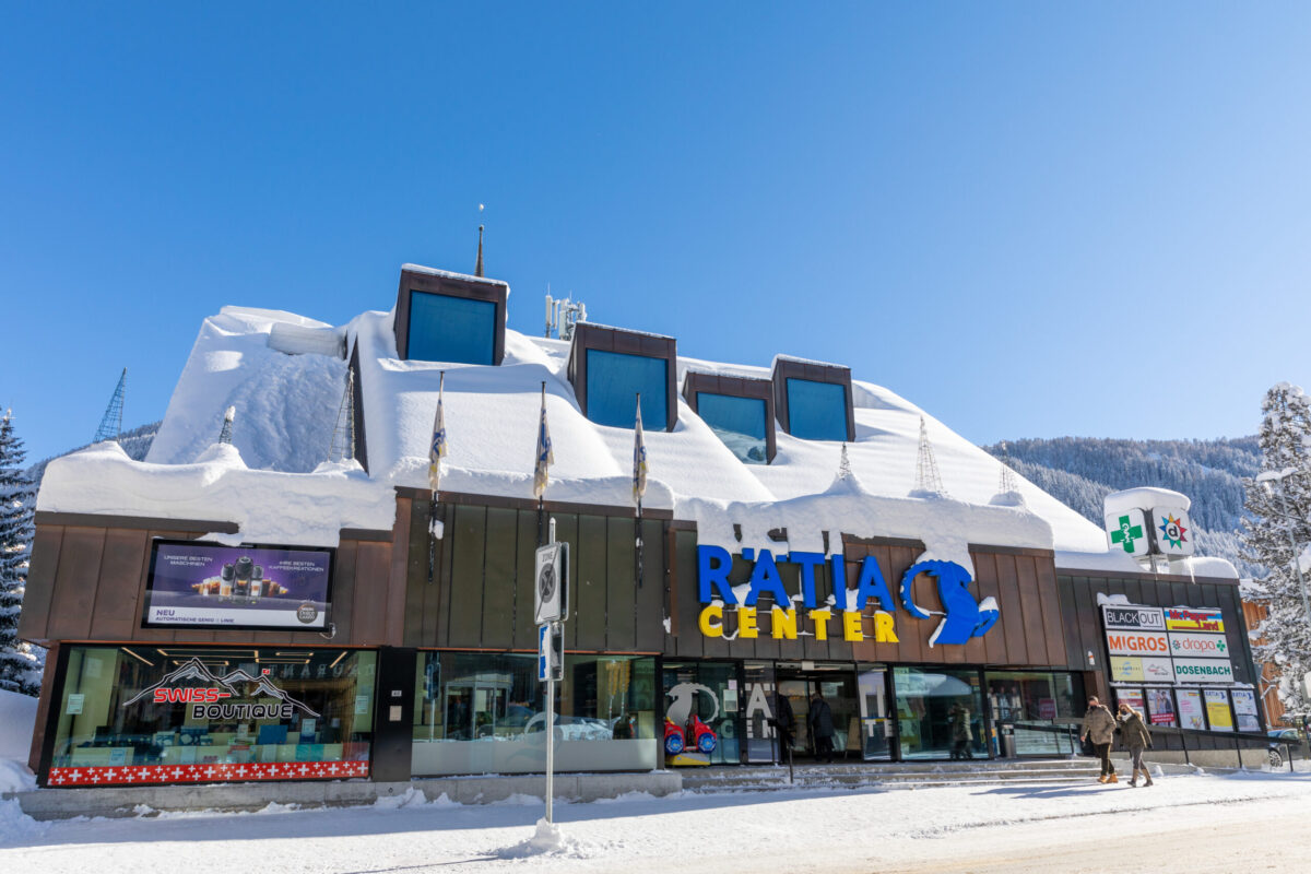 Die Geschäftshaus Rätia AG besitzt mehrere Liegenschaften darunter das Rätia Center in Davos. sem solutions ag berät den Bauherrn bei sämtlichen baulichen Massnahmen sowie bei Unterhaltsthemen.