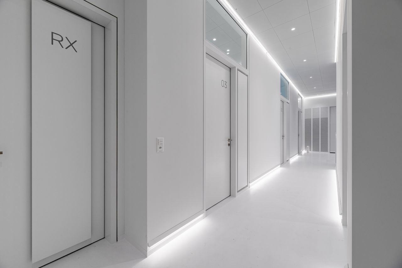 Der helle Gangbereich mit eingebauten Lichtelementen in der Swissklinik. sem solutions ag unterstützt den Bauherrn bei der allgemeinen und technischen Bauherrenberatung