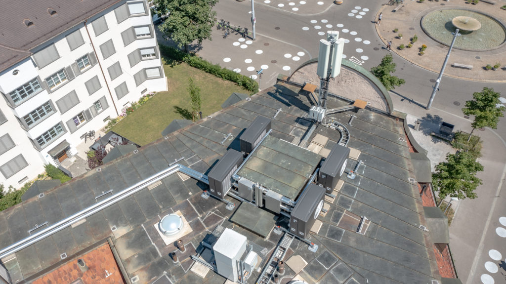 Drohnenansicht der Luft-Wasser-Wärmepumpen auf dem Dach an der Sihlfeldstrasse in Zürich.