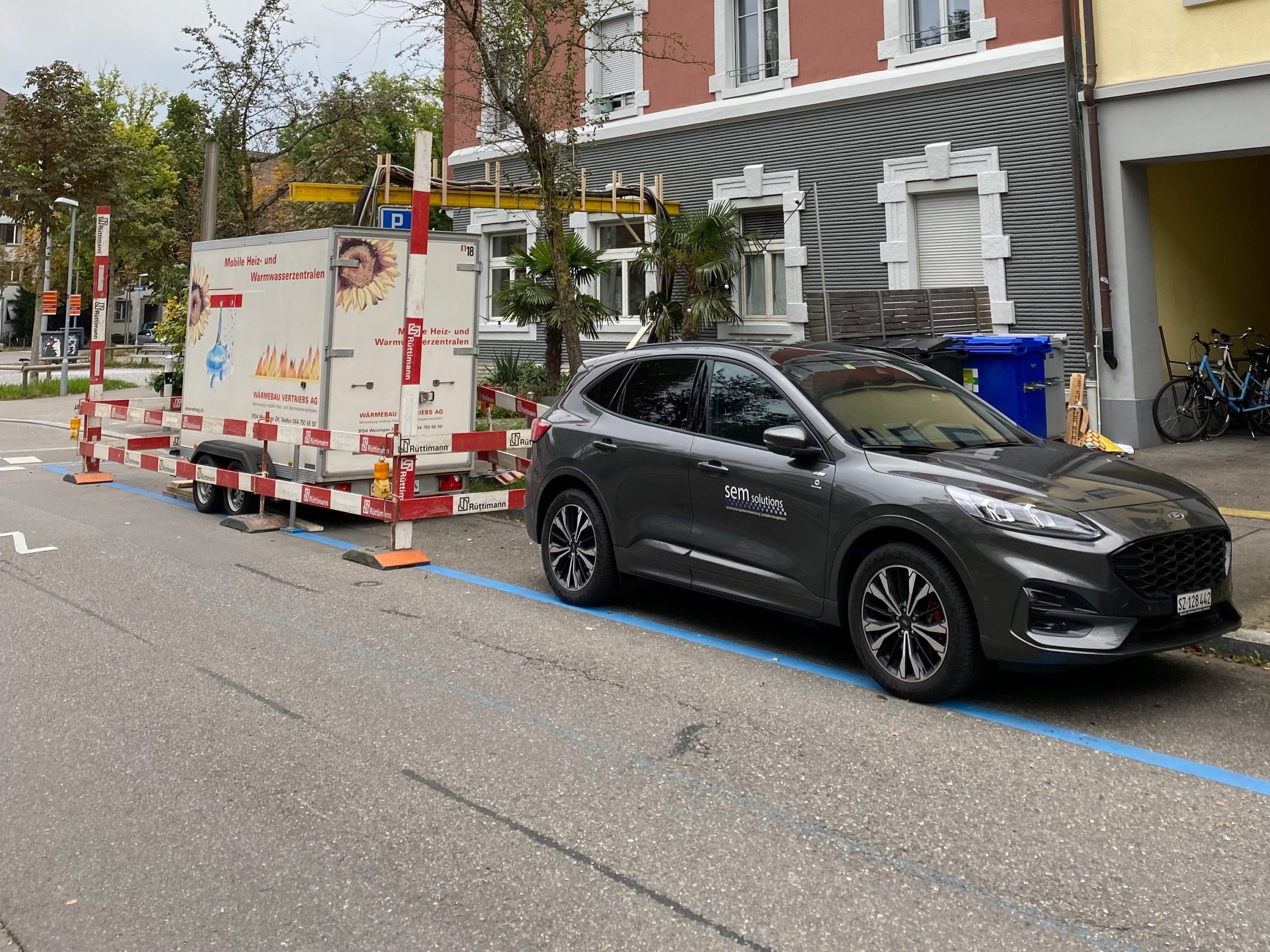 Die mobile Heizung ausserhalb der Liegenschaft an der Sihlfeldstrasse in Zürich.